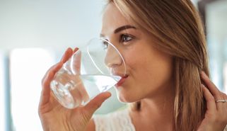 frau trinkt wasser