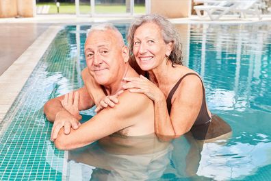 Senioren Paar entspannt in der Therme