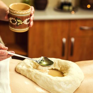 Ayurvedic back treatment with dough ring and oil